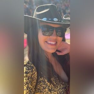 Black felt cowboy/cowgirl hat w belt buckle details